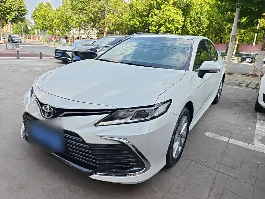 Toyota Camry — фото 1