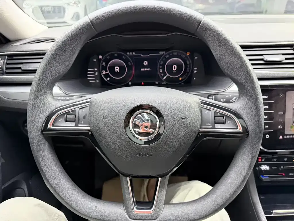 Skoda Superb — фото 8