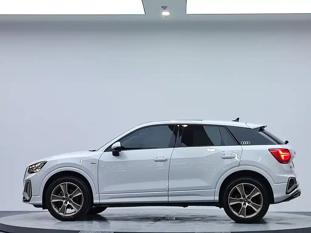 Audi Q2L — фото 4