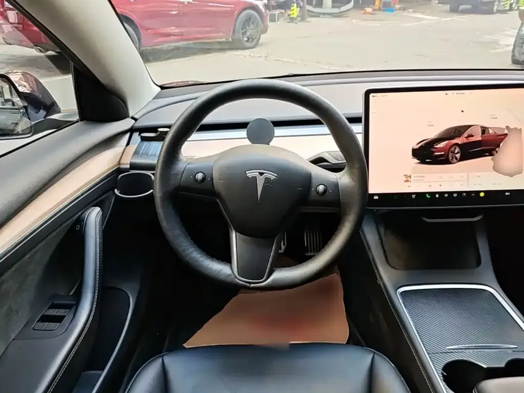 Tesla Model 3 — фото 9