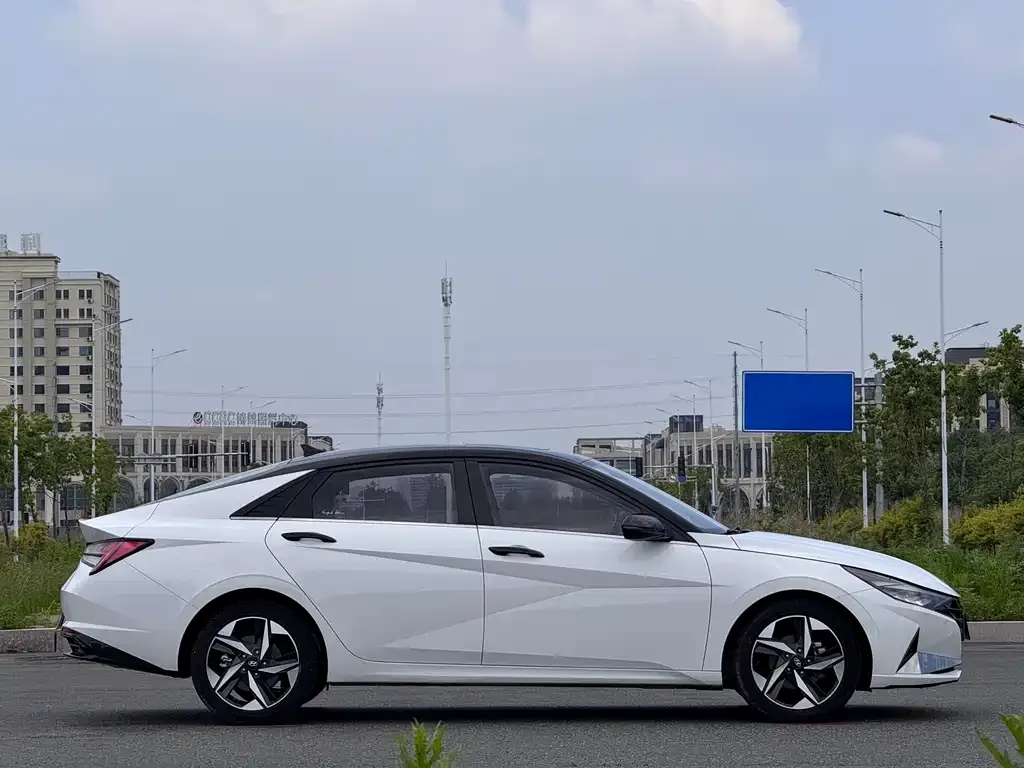 Hyundai Elantra — фото 9