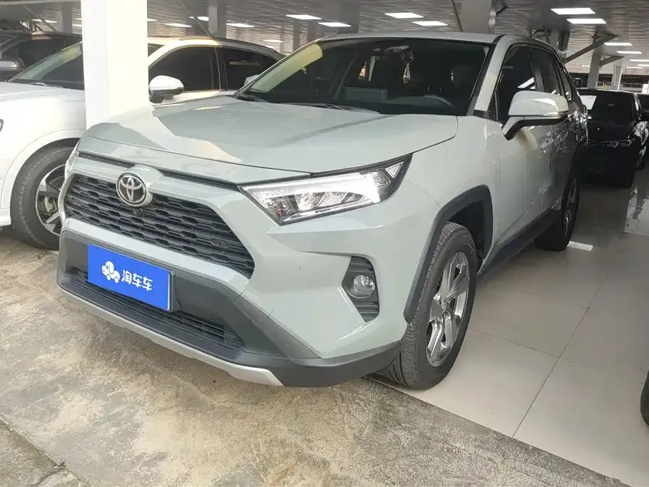 Toyota RAV4 — фото 1