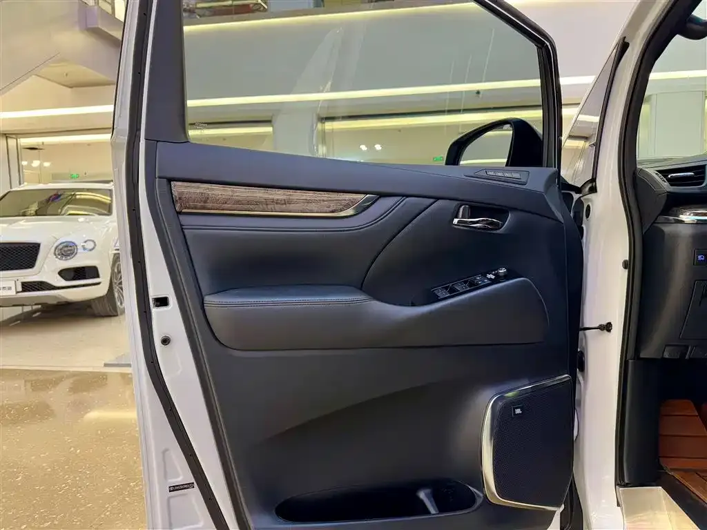 Toyota Vellfire — фото 3