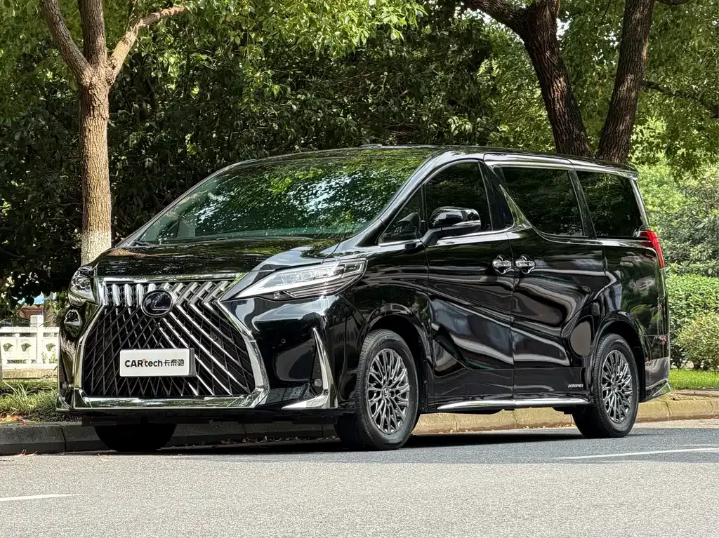 Lexus LM — фото 1