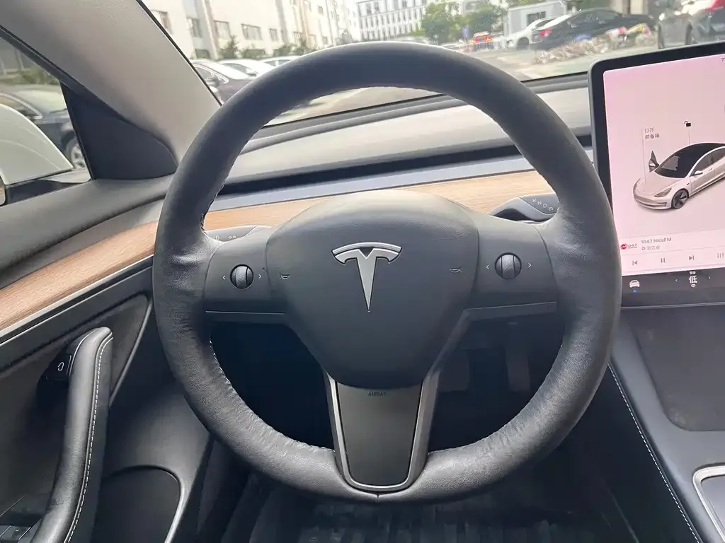 Tesla Model 3 — фото 3