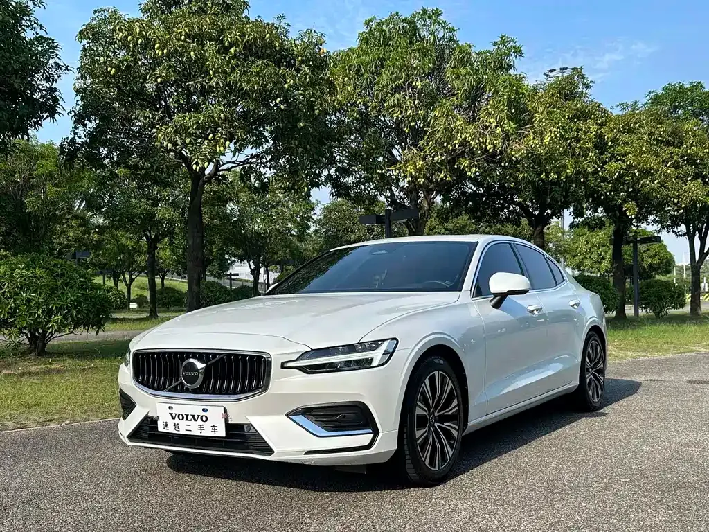 Volvo S60 — фото 1