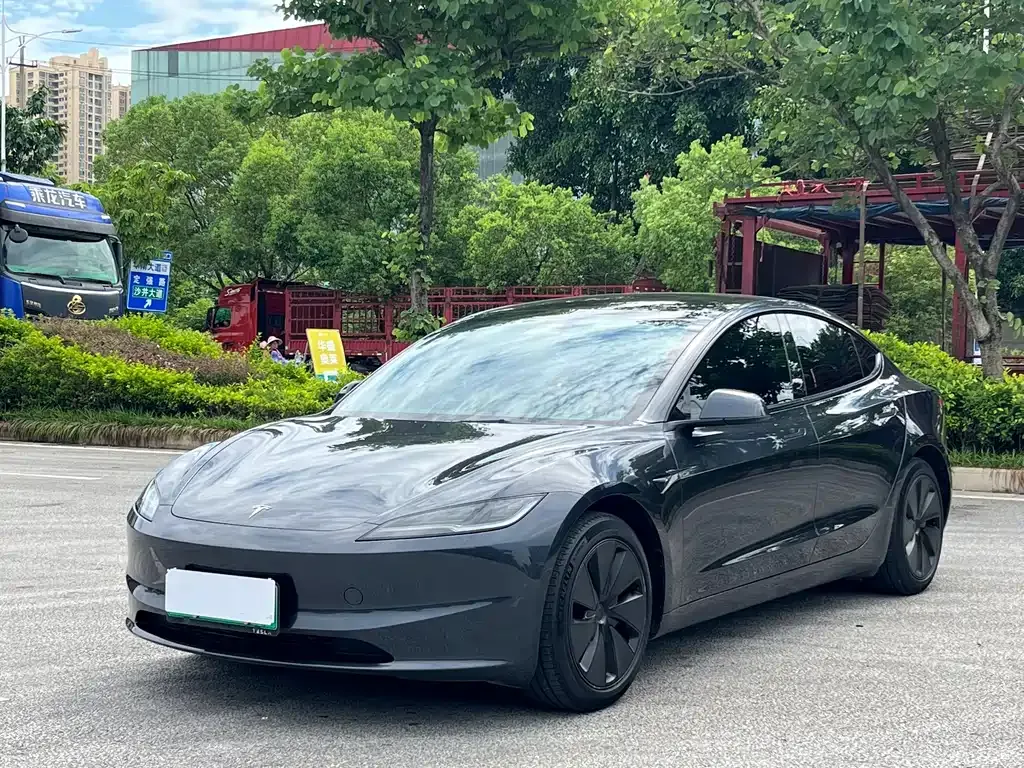 Tesla Model 3 — фото 1