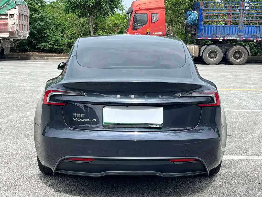 Tesla Model 3 — фото 3