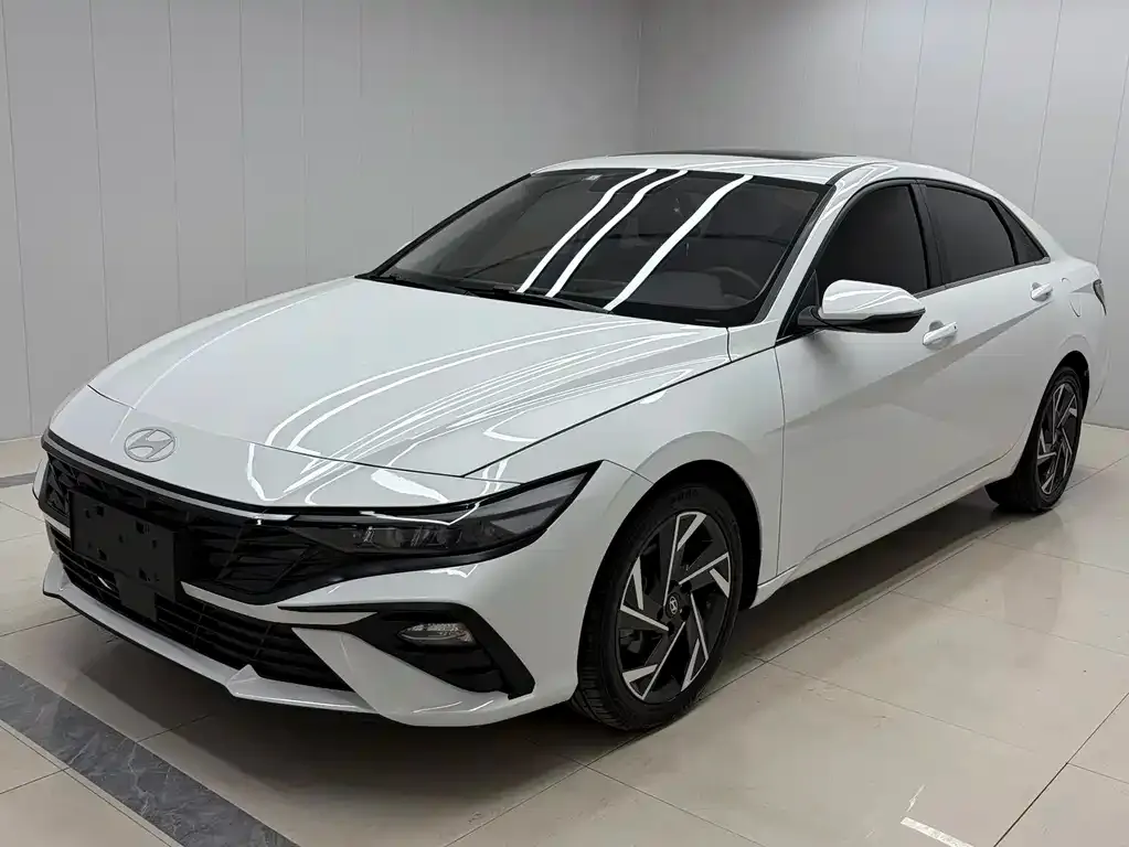 Hyundai Elantra — фото 1