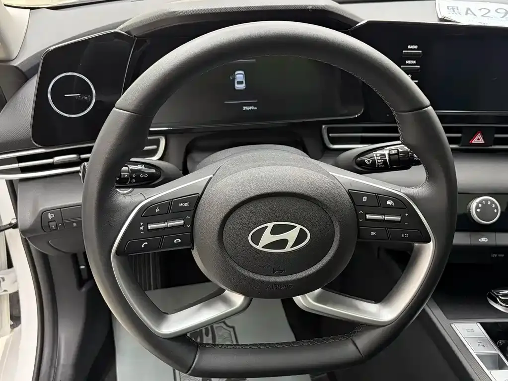 Hyundai Elantra — фото 5