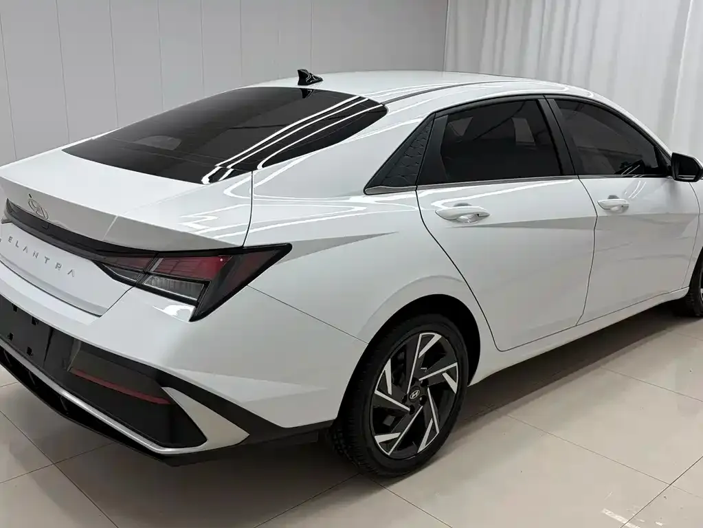 Hyundai Elantra — фото 2