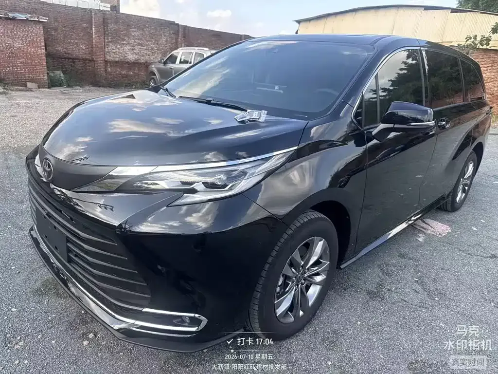 Toyota Sienna — фото 1