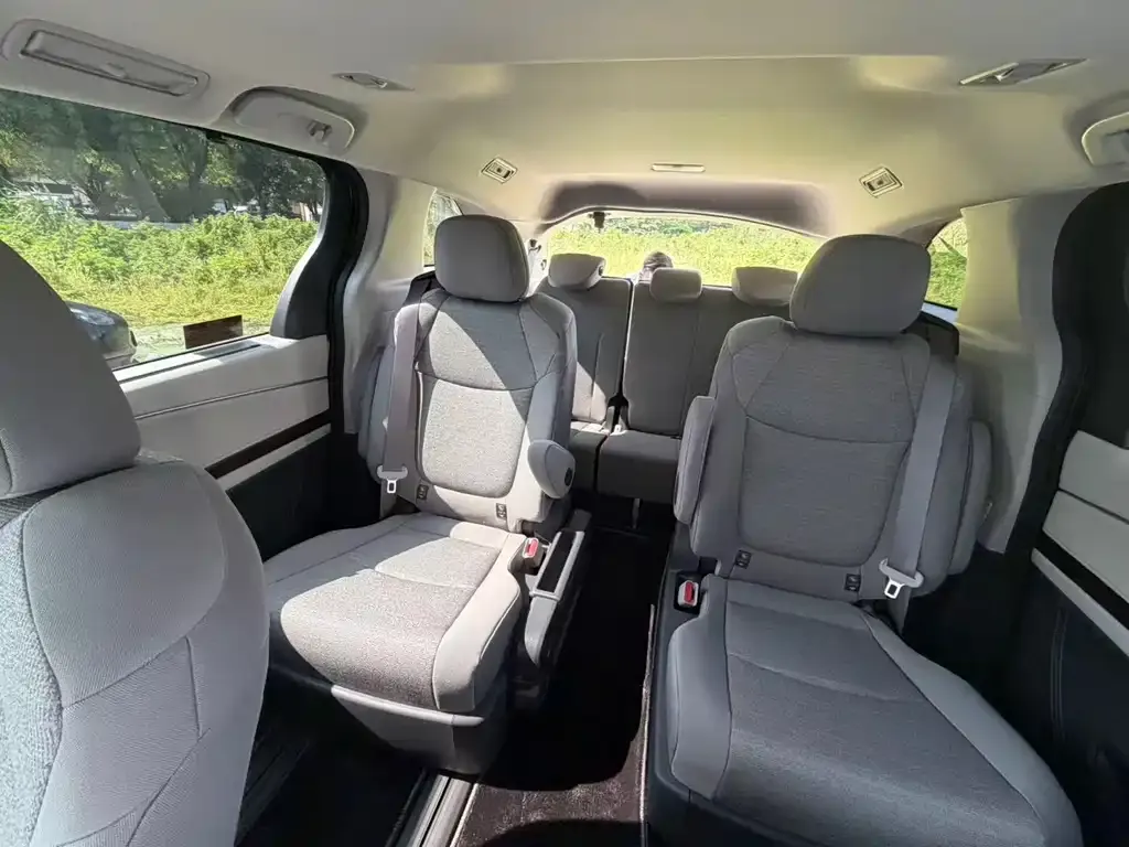 Toyota Sienna — фото 6