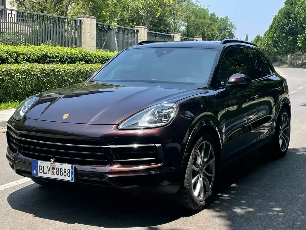 Porsche Cayenne — фото 1