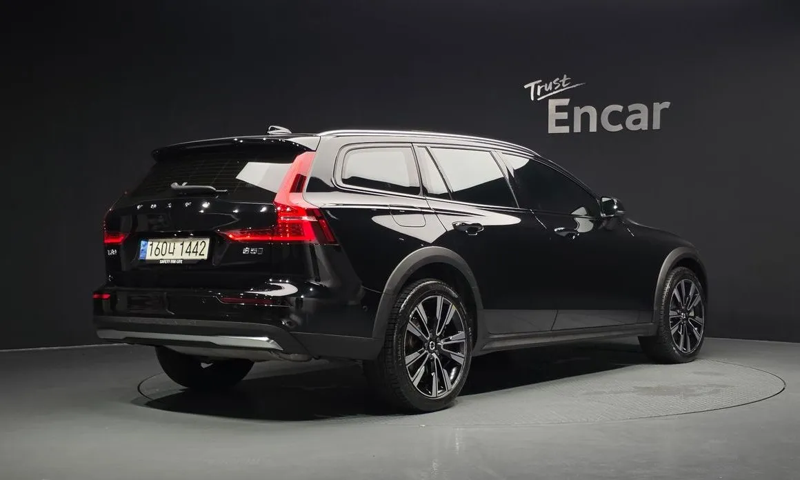 Volvo V60 2023 из KR, фото 2