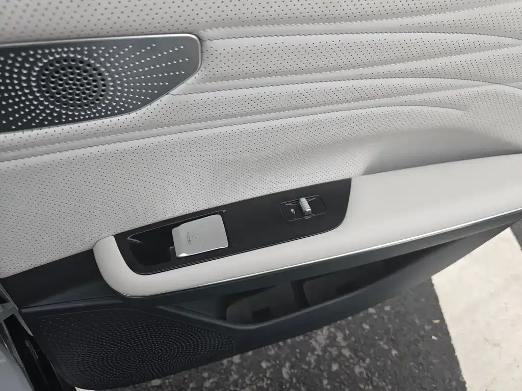 Geely Galaxy E8 — фото 10