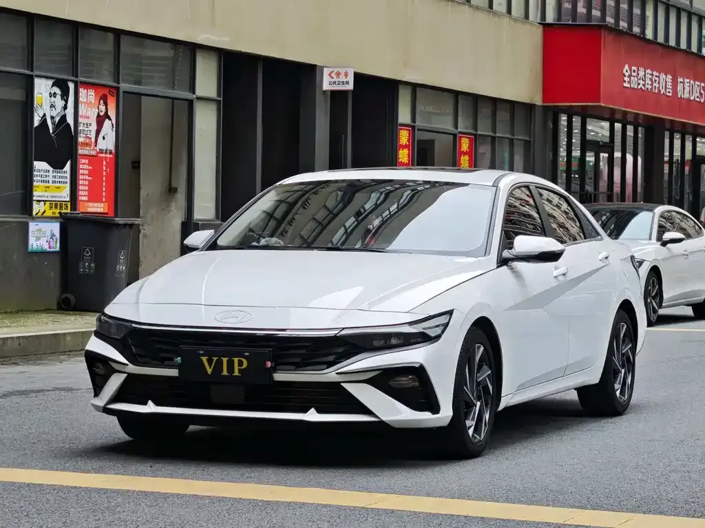 Hyundai Elantra — фото 1