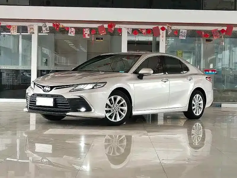 Toyota Camry — фото 1
