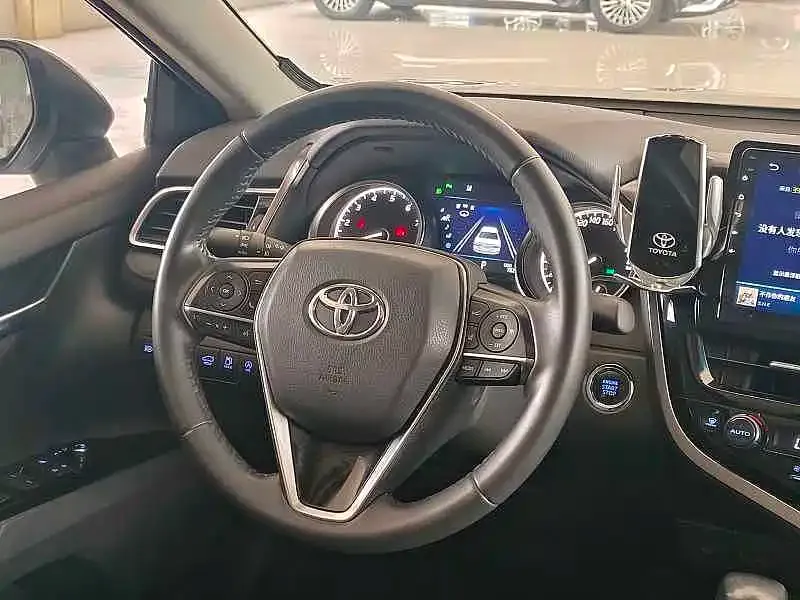 Toyota Camry — фото 10