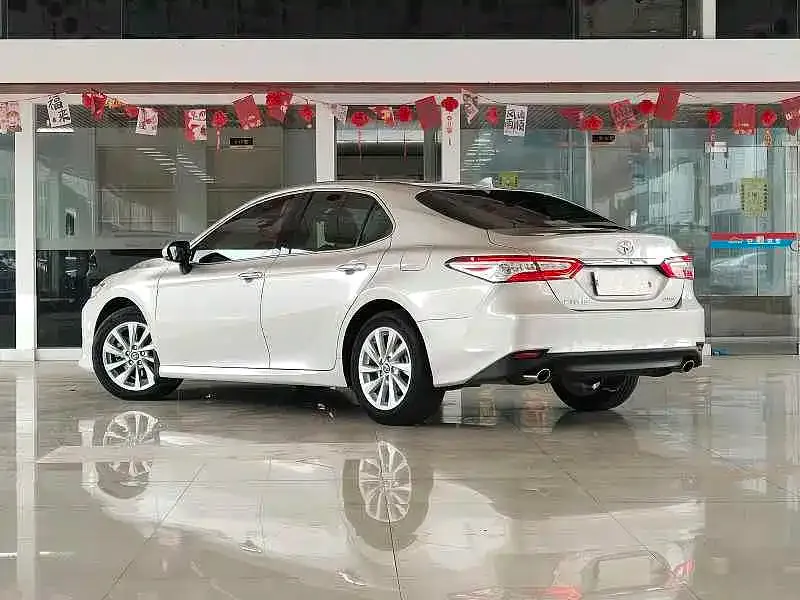 Toyota Camry — фото 3