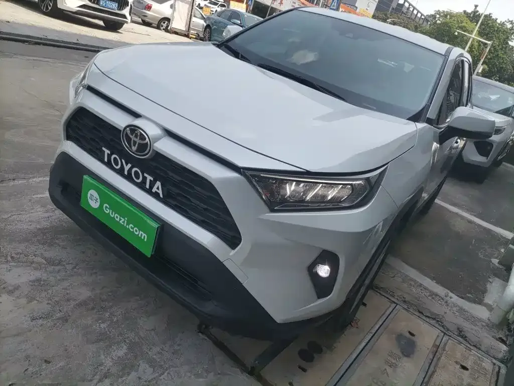 Toyota RAV4 — фото 4