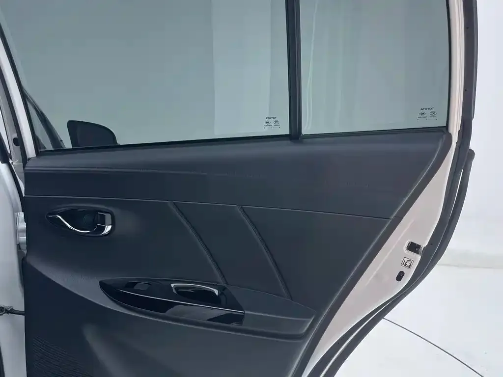 Toyota Yaris L — фото 9