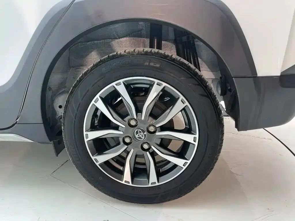Toyota Yaris L — фото 10