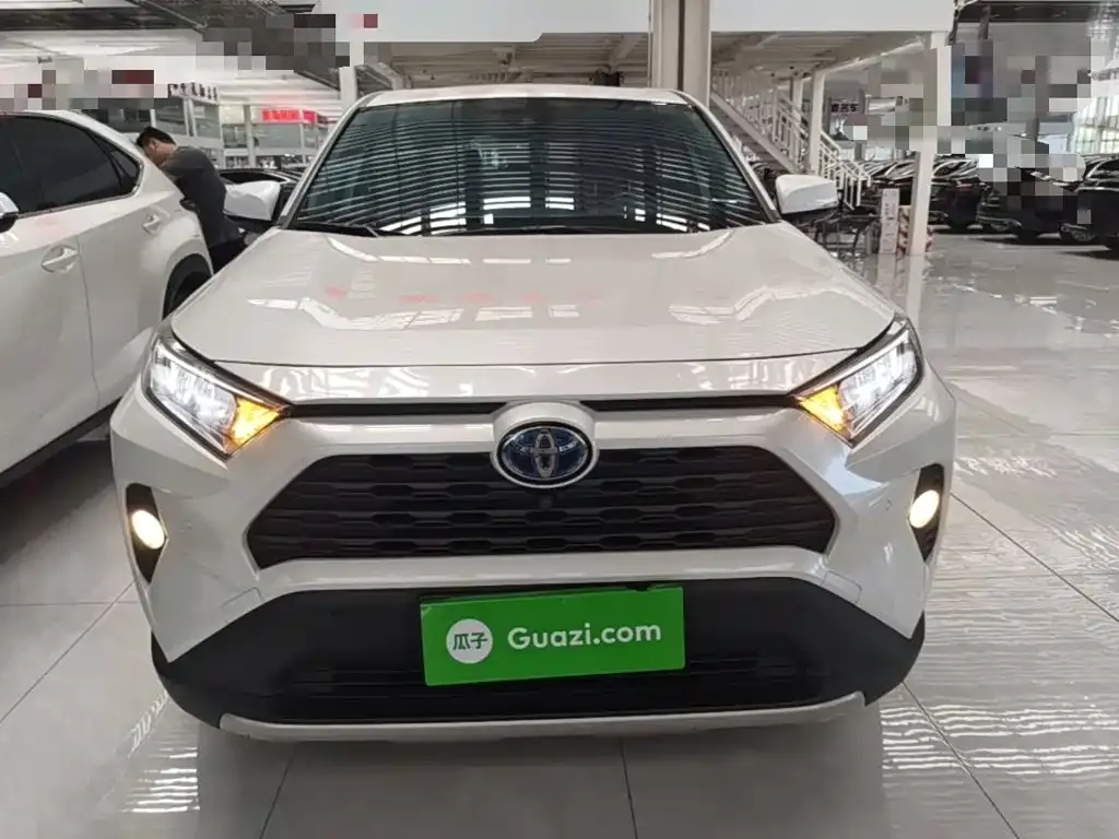 Toyota RAV4 — фото 8