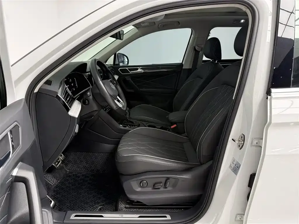 Volkswagen Tiguan L — фото 10
