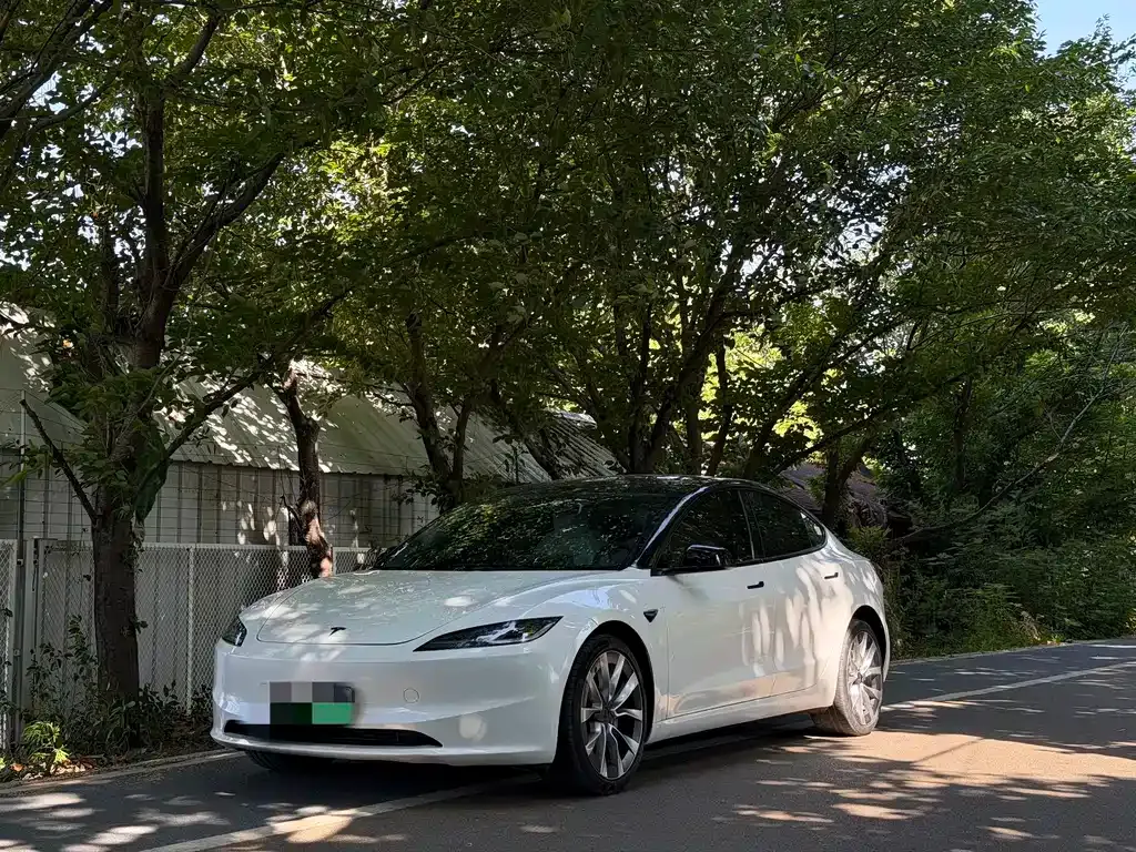 Tesla Model 3 — фото 1