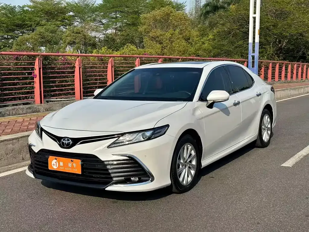 Toyota Camry — фото 1