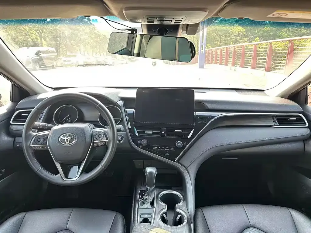 Toyota Camry — фото 5