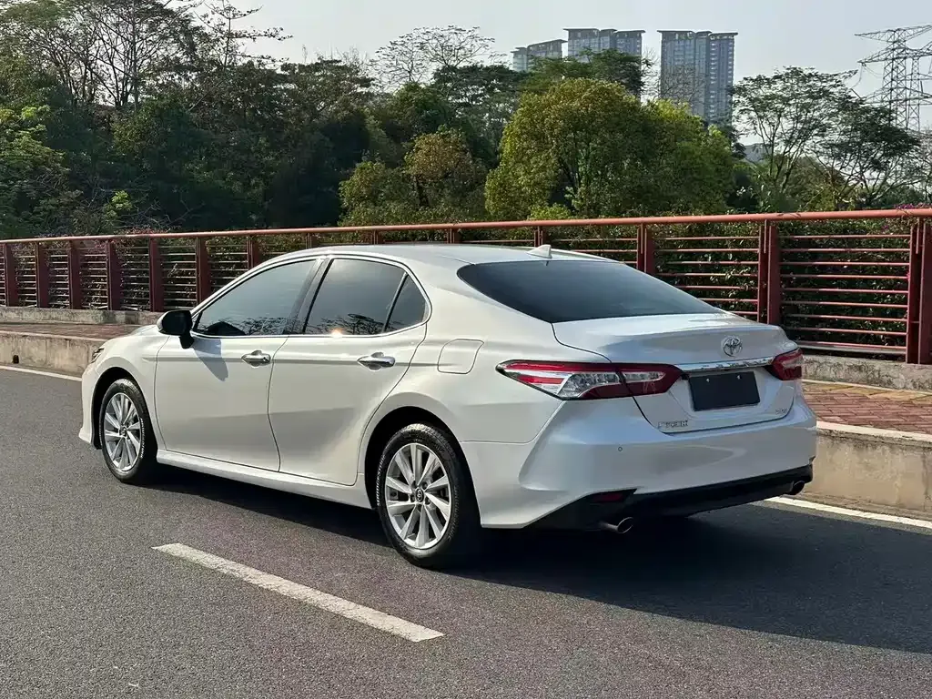 Toyota Camry — фото 10