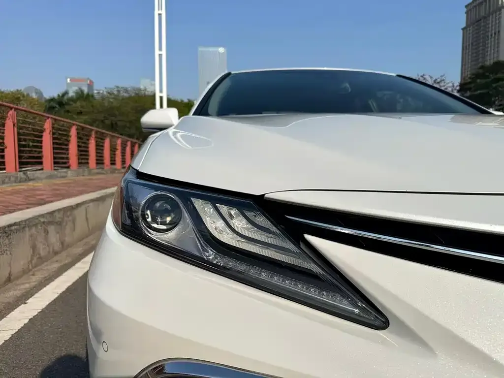 Toyota Camry — фото 2