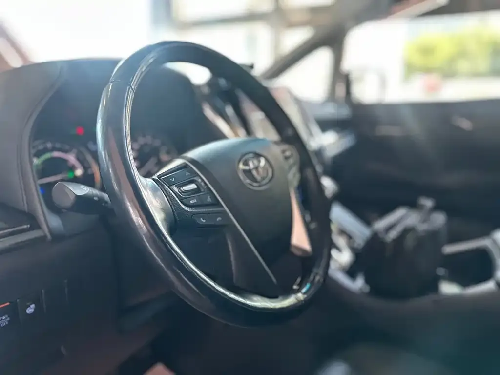 Toyota Vellfire — фото 2