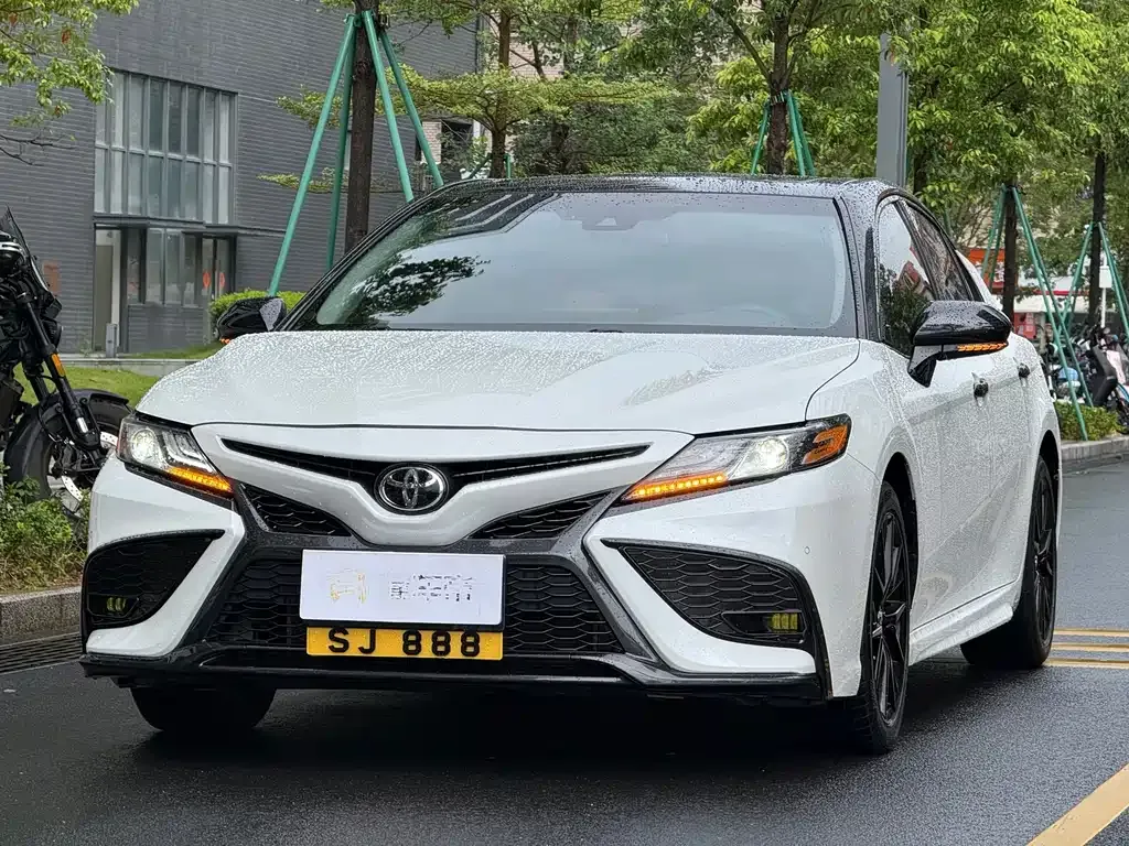 Toyota Camry — фото 1