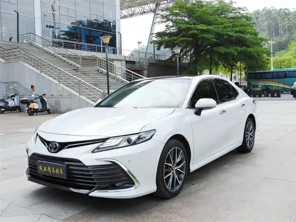 Toyota Camry — фото 1