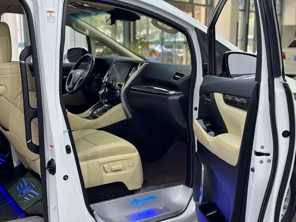 Toyota Alphard — фото 8