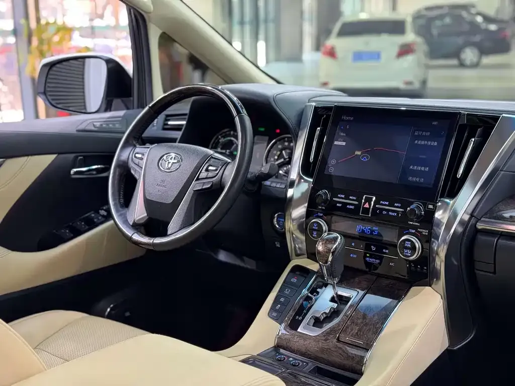 Toyota Alphard — фото 10
