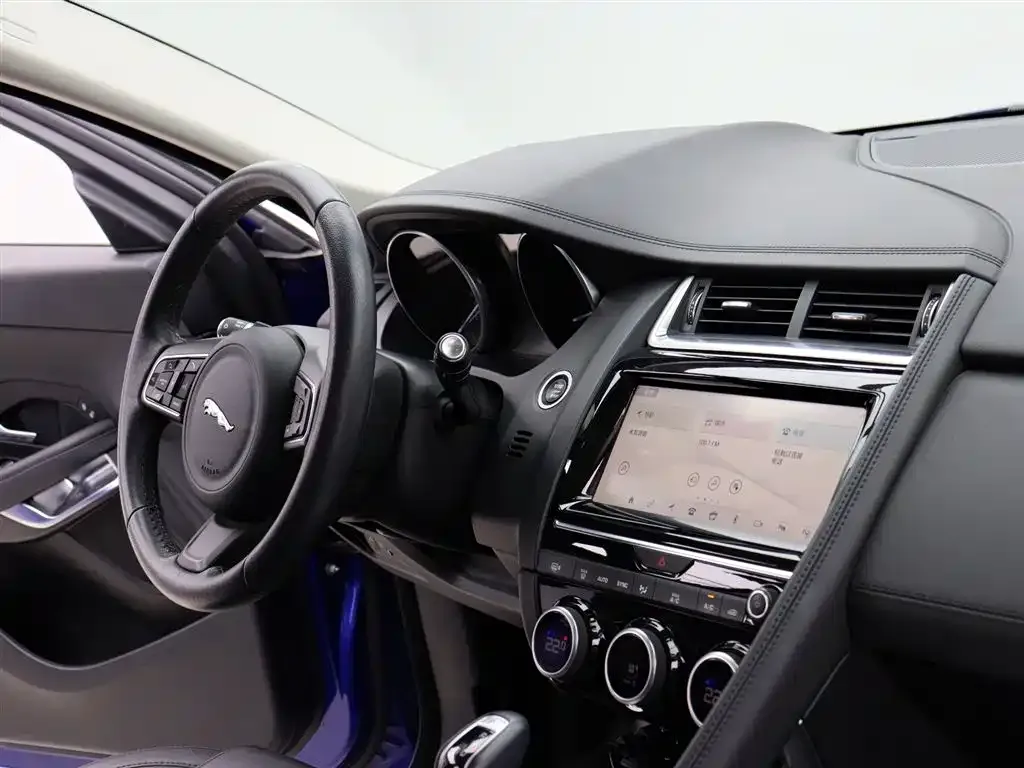 Jaguar E-PACE — фото 10