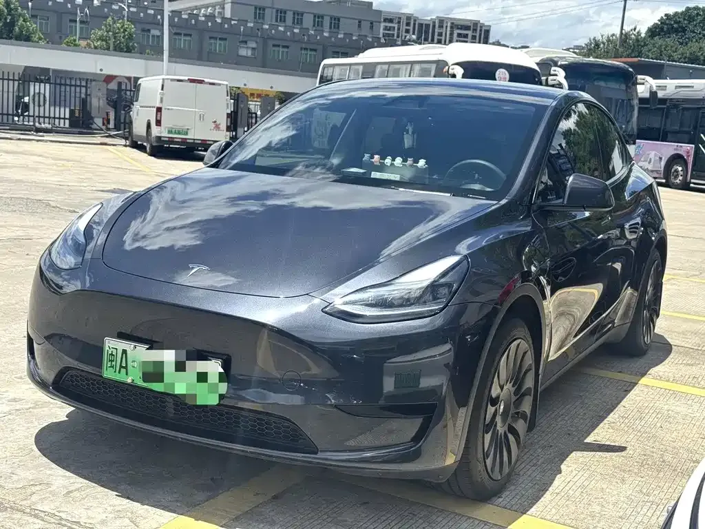 Tesla Model Y — фото 1