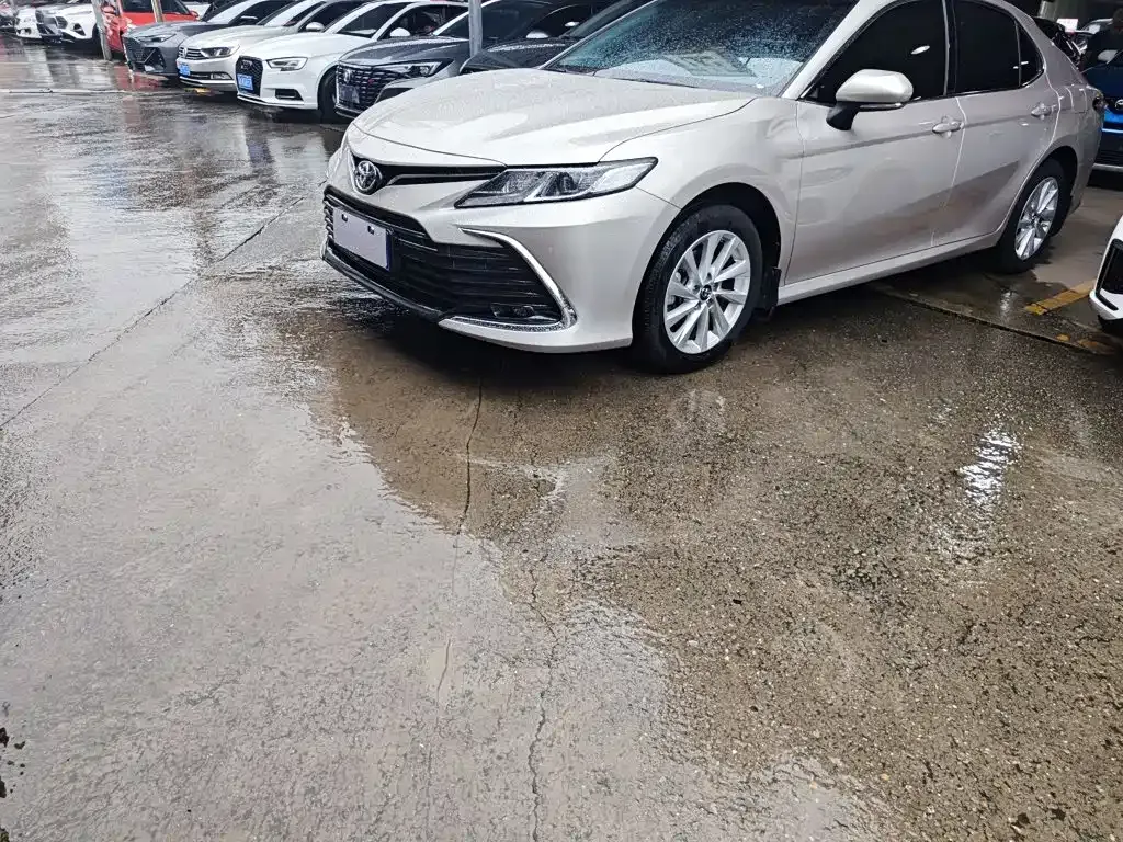 Toyota Camry — фото 1
