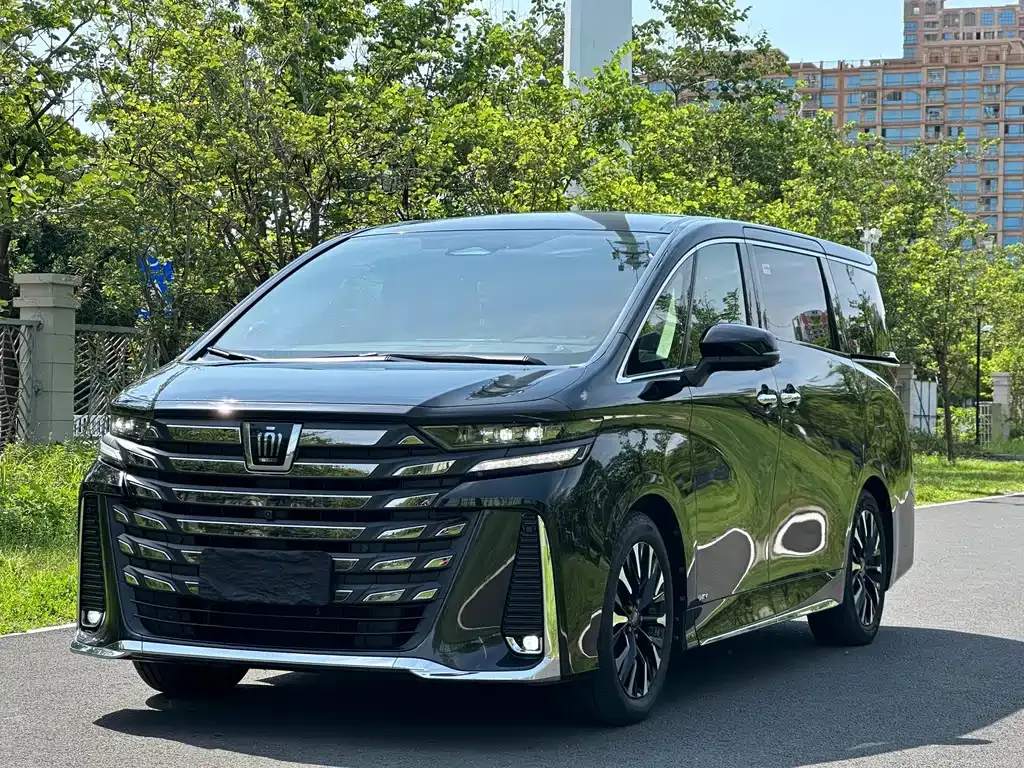 Toyota Alphard — фото 1