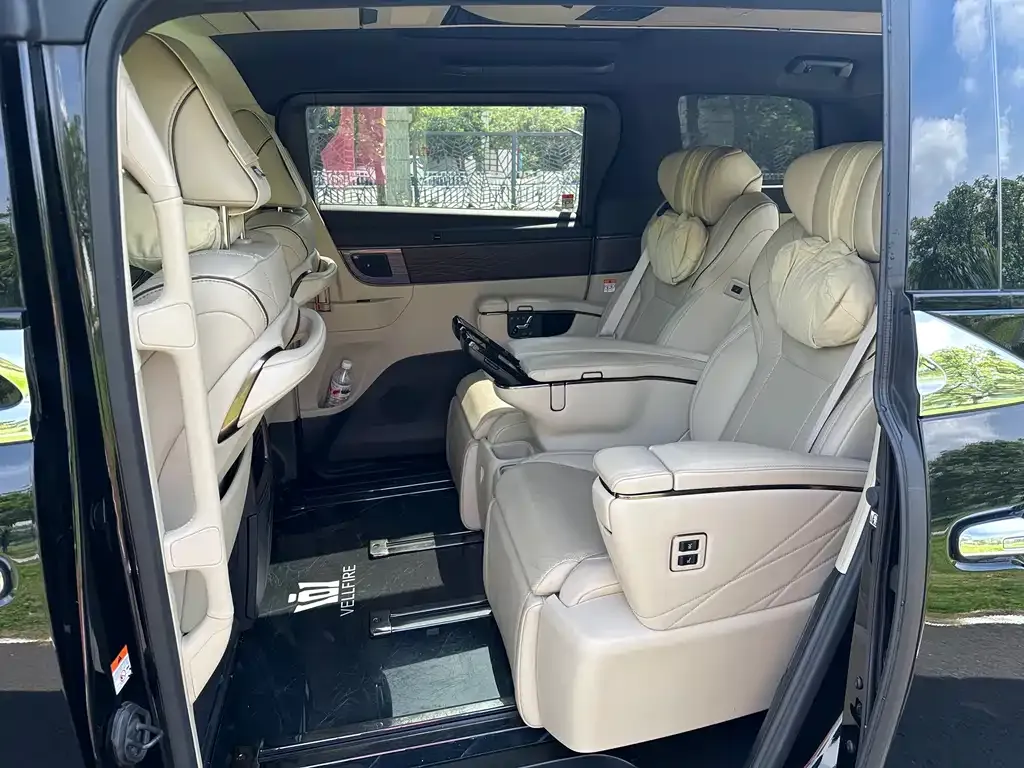 Toyota Alphard — фото 2