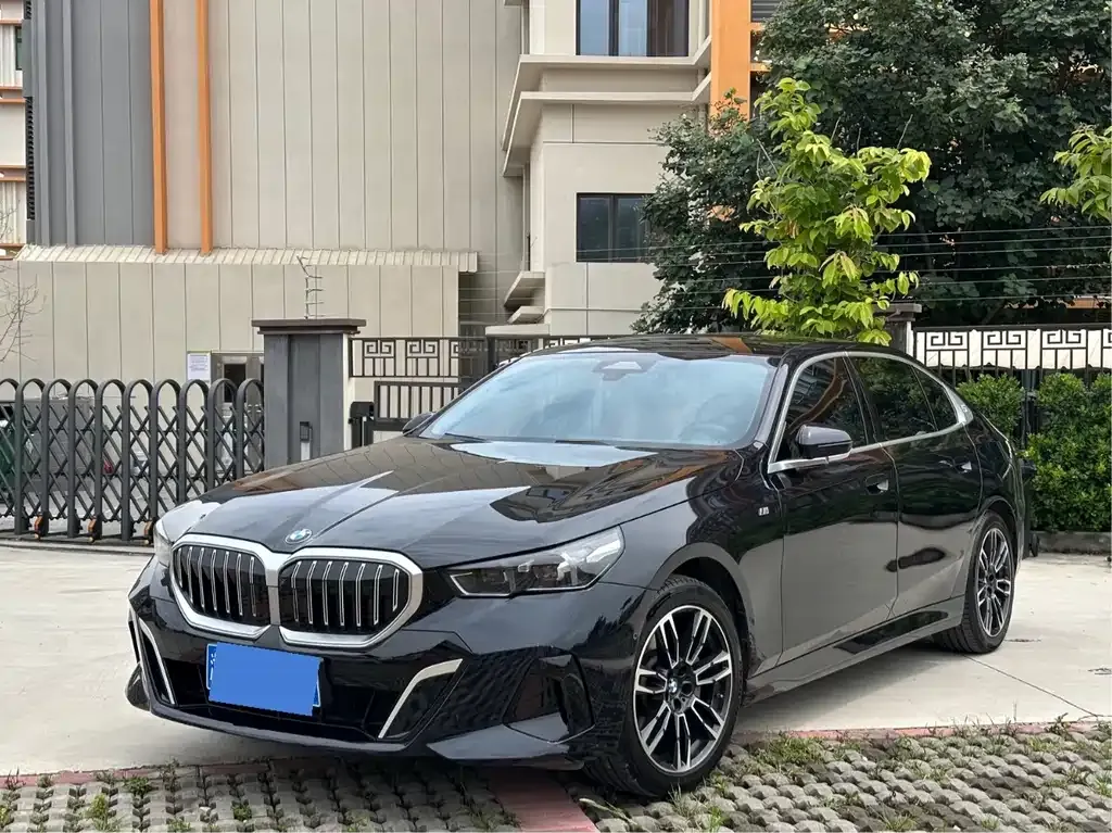 BMW 5 Series — фото 1