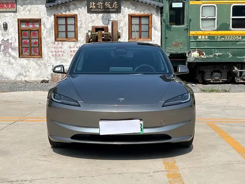 Tesla Model 3 — фото 1