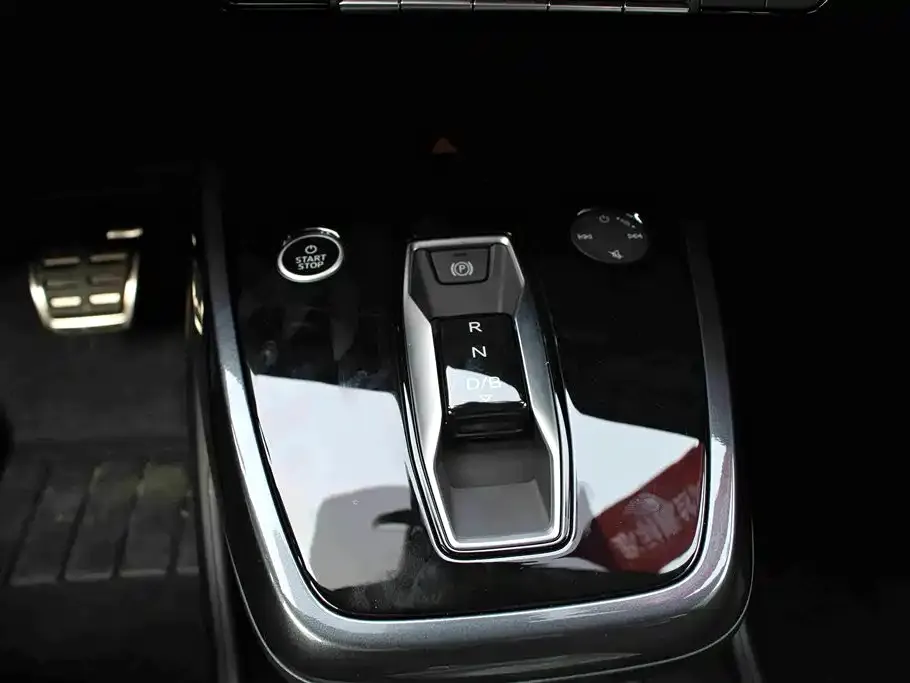 Audi Q4 e-tron — фото 3