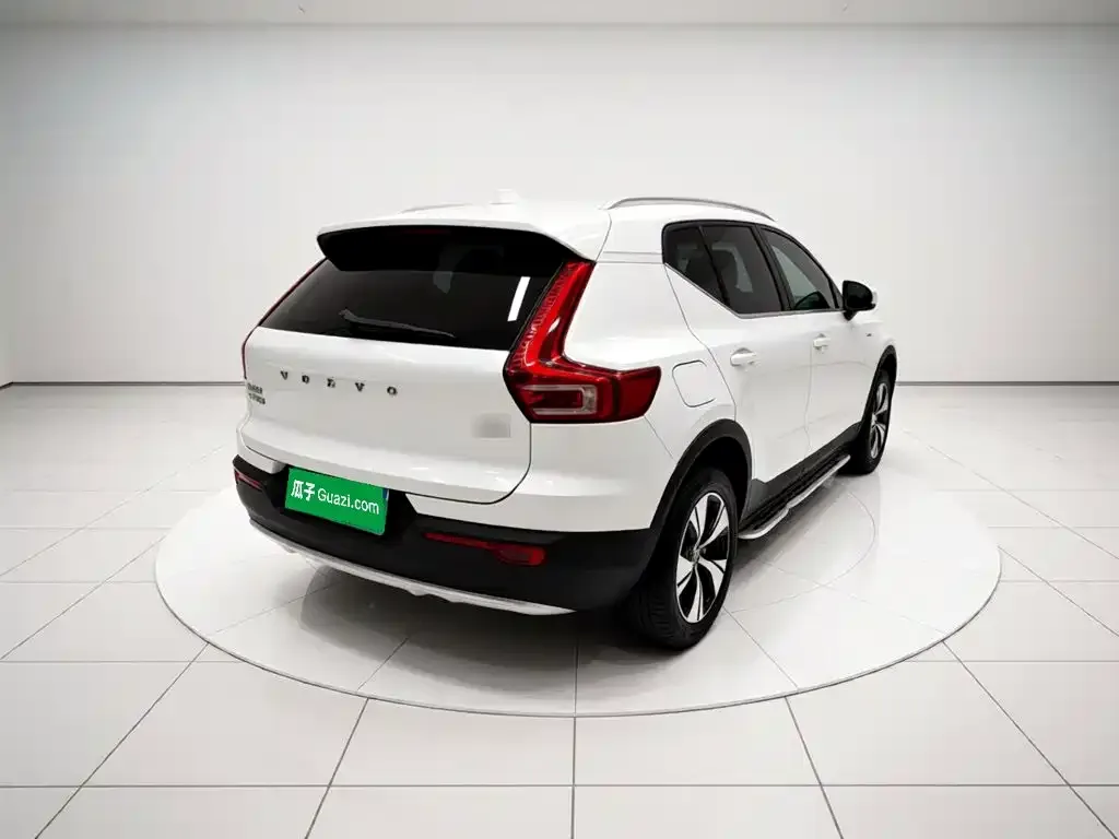 Volvo XC40 — фото 8
