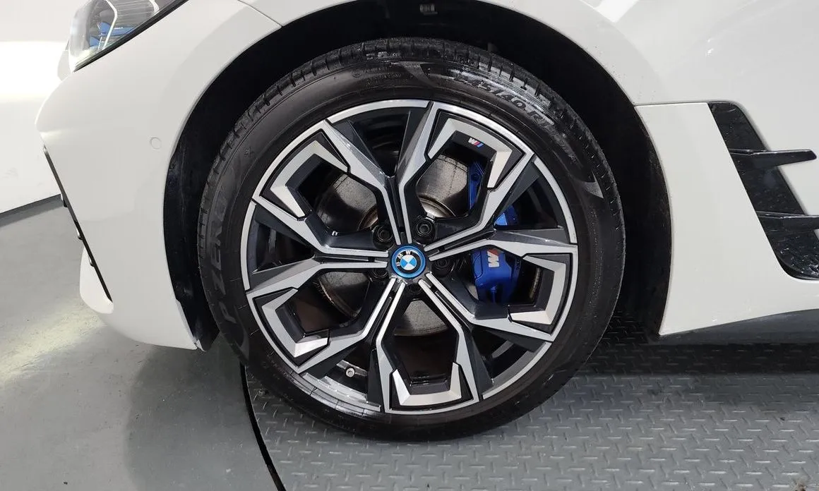 BMW i4 — фото 10