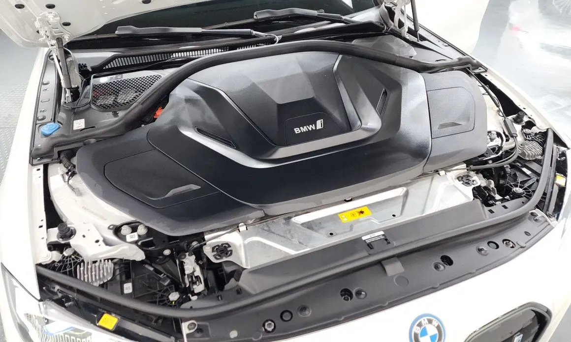 BMW i4 — фото 8
